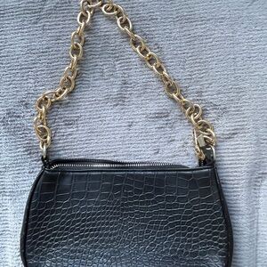 Elegant Black Croc-Embossed Bag with Gold Chain